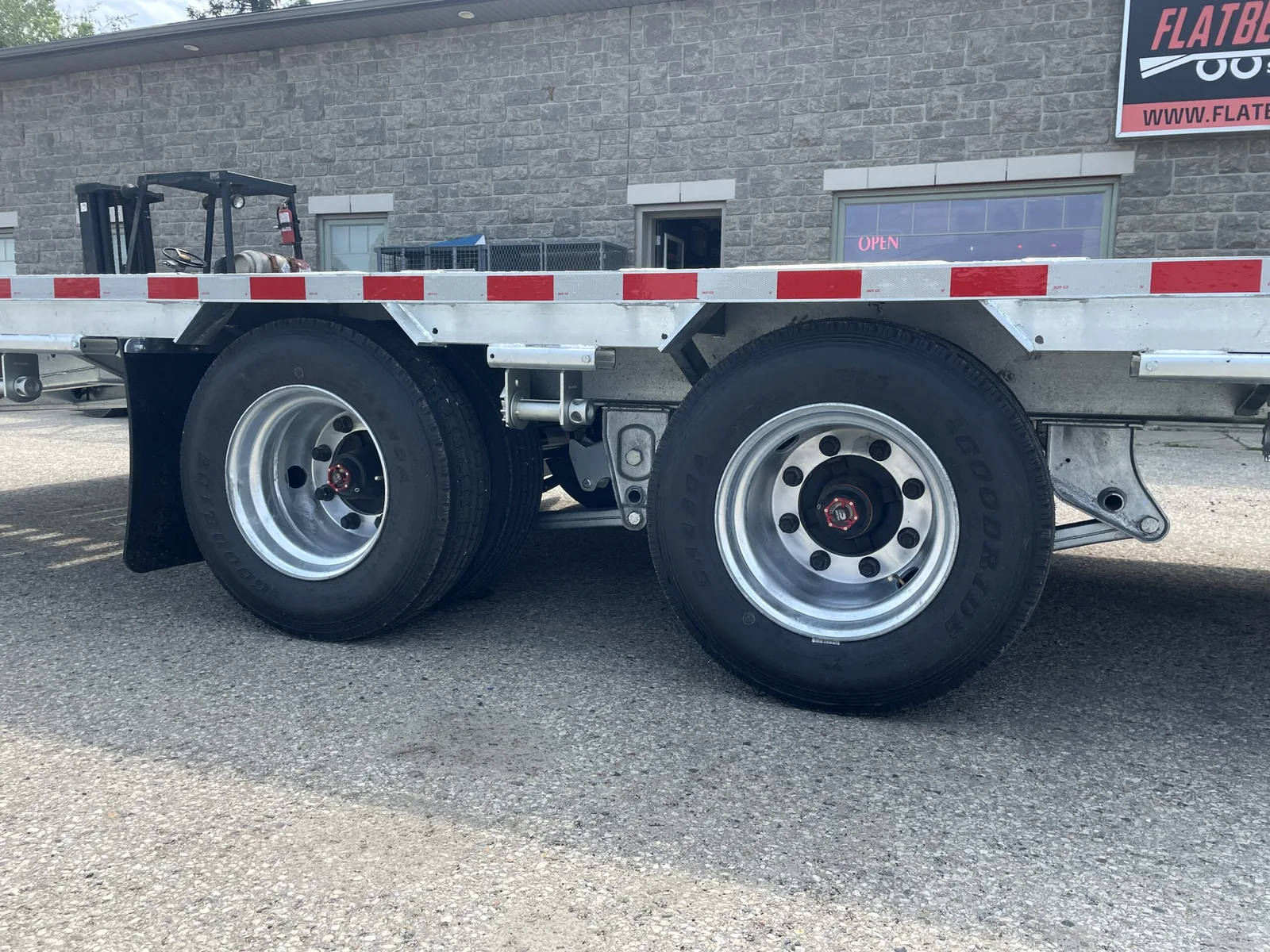 Hutch suspension and tandem wheels on a flatdeck trailer