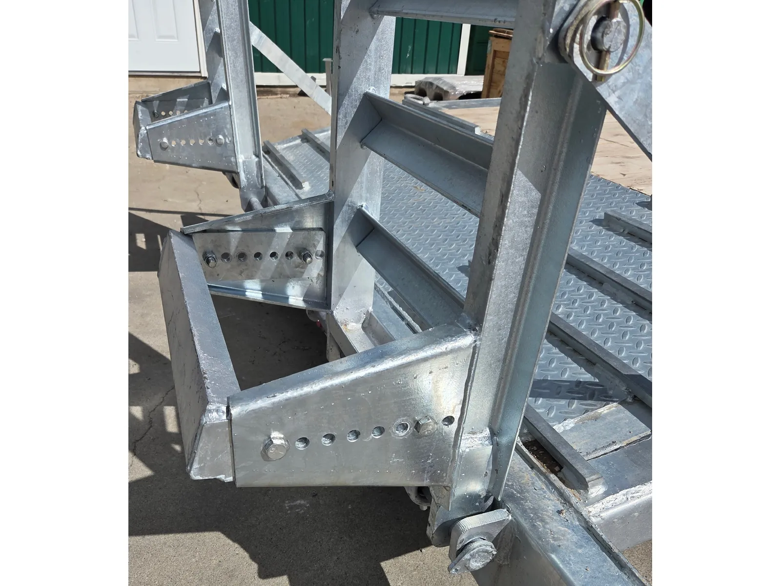 Adjustable ramp mount at the rear of the float
